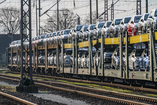 VW plant, Emden, new cars, car transporter, car train, goods train, with VW vehicles, Lower Saxony,