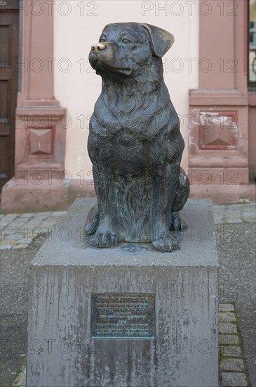 Bronze figure of a dog of the Rottweiler breed, artwork by Ottmar Hörl, m2007 inaugurated 2007,
