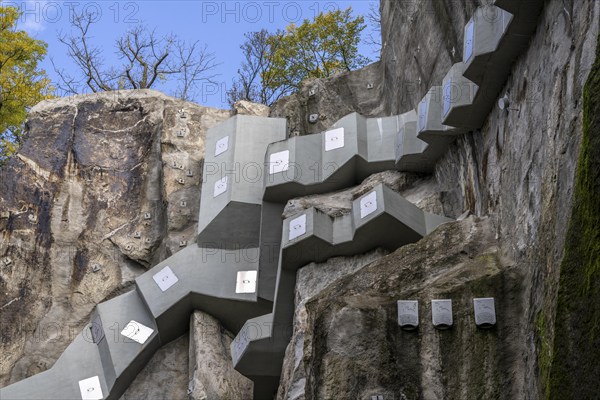 Safety system consisting of rock nails, rock anchors and free-play anchors on the rock of the