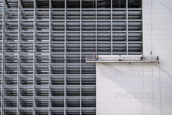 Construction of a high-bay warehouse, storage system for high space utilisation, in steel