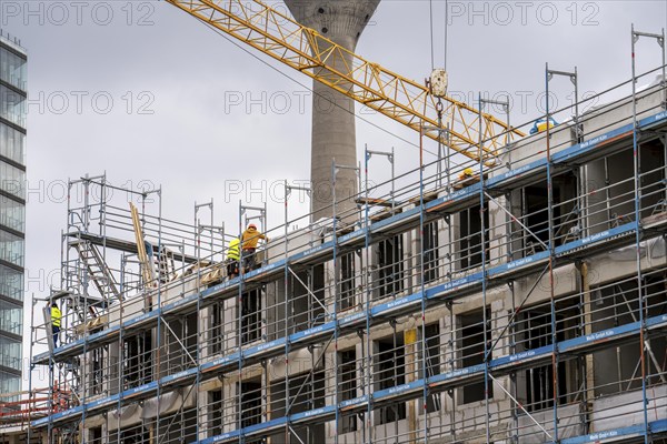 Large construction site, in Düsseldorf, construction of condominiums, shell construction,
