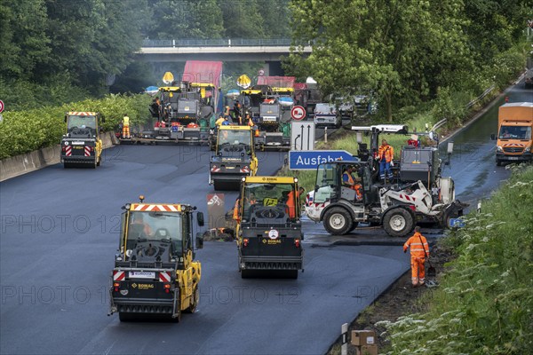Renewal of the road surface on the A40 motorway between the Kaiserberg junction and Mülheim-Heißen,