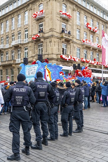 Rose Monday procession in Düsseldorf, street carnival, police operation, police officers secure the
