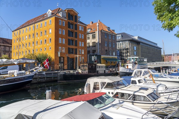 Christianshavns, residential buildings, restaurant, jetty on the Wilders Canal, old district, at