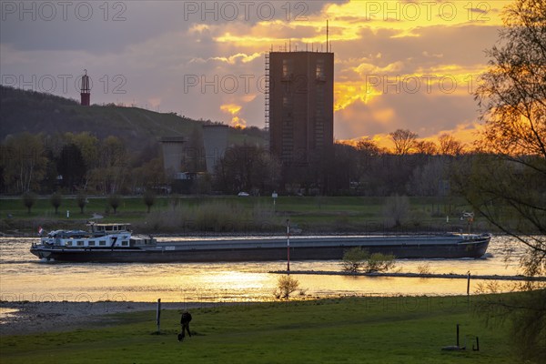 Cargo ship on the Rhine near Duisburg-Beeckerwerth, Rheinpreussen spoil tip in Mörs, spoil tip sign