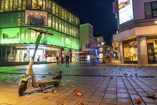 Christmas lockdown in the Corona crisis, empty shopping street, closed shops, hardly any