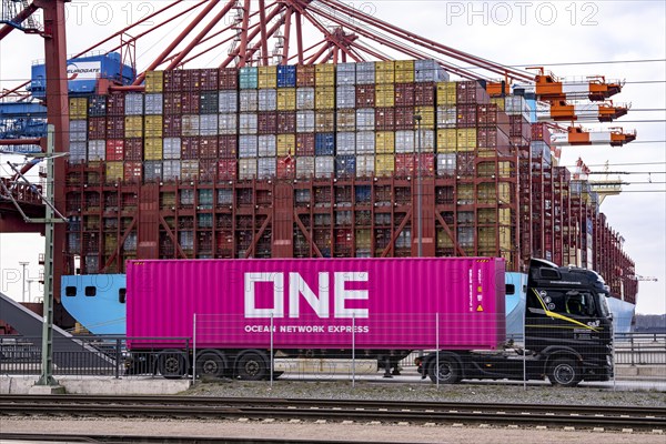 Port of Hamburg, Waltershofer Hafen, container ships, lorries bring and collect freight containers