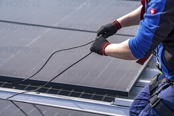 Installation of solar modules on the roof of a commercial enterprise, over 400 photovoltaic modules