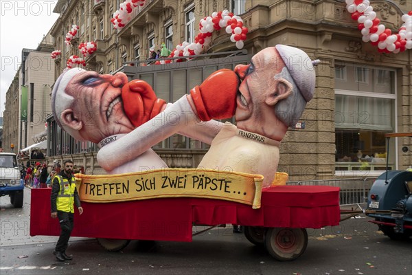Rose Monday parade in Düsseldorf, street carnival, motif float in carnival, by float builder