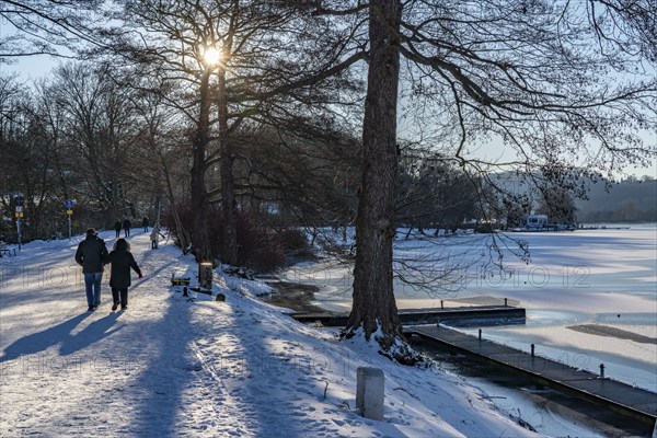 Winter in the Ruhr area, Lake Baldeney, snow-covered, partly frozen lake, lakeside path, Essen,