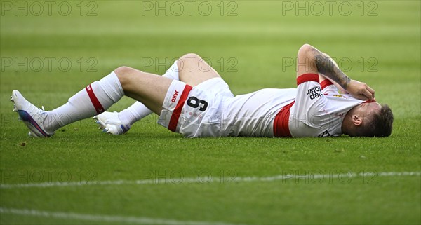 Angelo Stiller VfB Stuttgart (06) injured, injury, on the ground, MHPArena, MHP Arena Stuttgart,