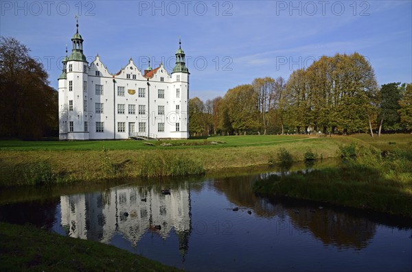 Europe, Germany, Schleswig-Holstein, Ahrensburg, moated castle Ahrensburg, autumn, front facade,
