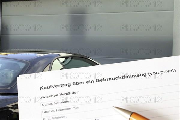 Symbolic image: Purchase contract with car key