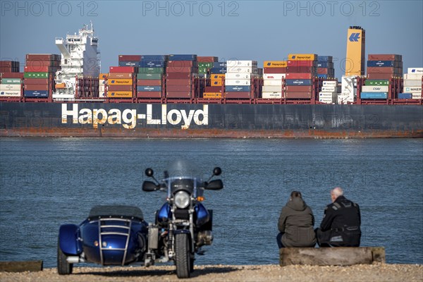 Container freighter Al Manamah, owned by Hapag-Lloyd, and VALPARAISO EXPRESS, leaving the harbour