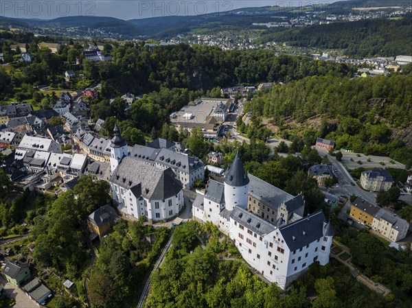 Schwarzenberg/Erzgeb. is a large district town in the Erzgebirge district of Saxony. Built in the