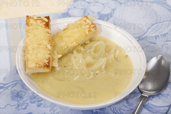 Baden cuisine, South German cuisine, Baden onion soup, savoury, typical Baden, soup plate, spoon,
