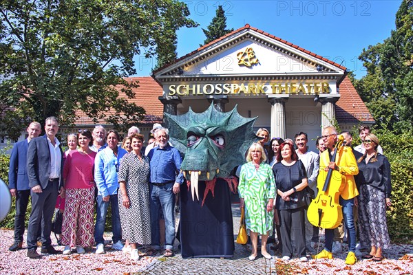 All actors, directors, artistic directors, including Hardy Krüger, Janina Hartwig, Dieter Landuris,