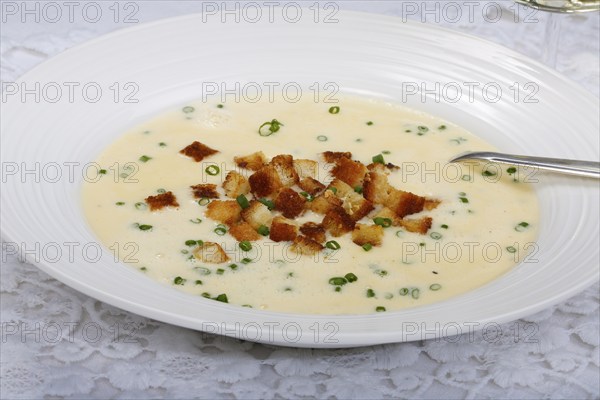 Baden cuisine, South German cuisine, Baden wine soup with crackers, fine wine soup, croutons,