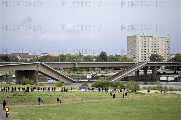 Partial collapse of the Carola Bridge in Dresden, seen from the Königsufer, 11/09/2024