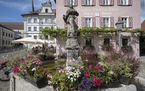 Goldene Krone inn with Marienbrunnen fountain, market square, Iphofen, Lower Franconia, Bavaria,