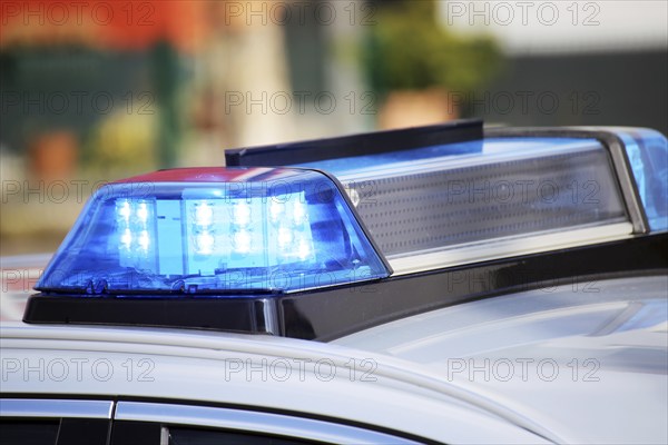 Symbolic image: Close-up of a police car with flashing blue lights