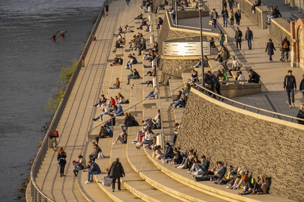 Rhine promenade, Rhine boulevard, on the Deutzer Ufer, people sitting in the spring sun on the