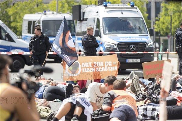 Last Generation activists with banner on Article 20A of the Basic Law = protecting life in front of