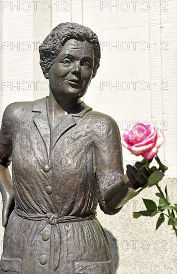 Europe, Germany, Northern Germany, Ohnsorgtheater, popular actress, life-size bronze statue of