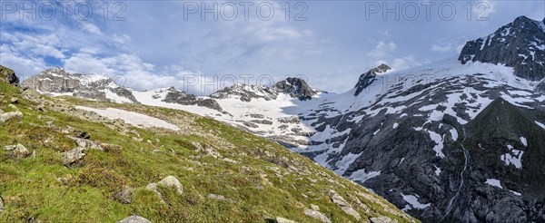 Mountain landscape in the evening light, mountain basin with snow and glacier Floitenkees, summit