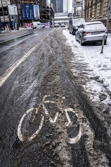 Onset of winter, poorly cleared cycle lane, in the city centre of Frankfurt, Hesse, Germany, Europe