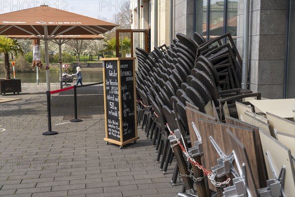 Closed gastronomy, during the Corona condition lockdown in April 2021, outdoor catering, stacked