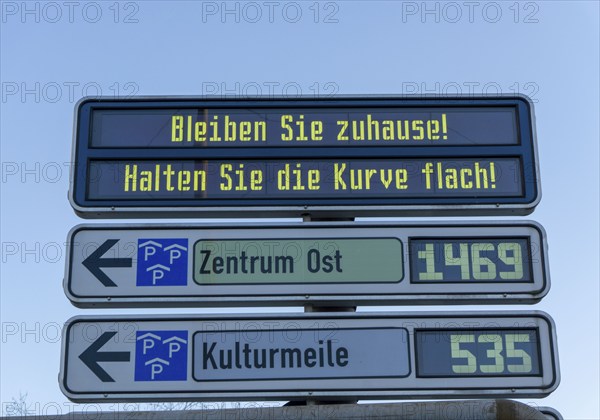 Sign asking people to stay at home, Keep the curve flat, Effects of the corona crisis in Germany,