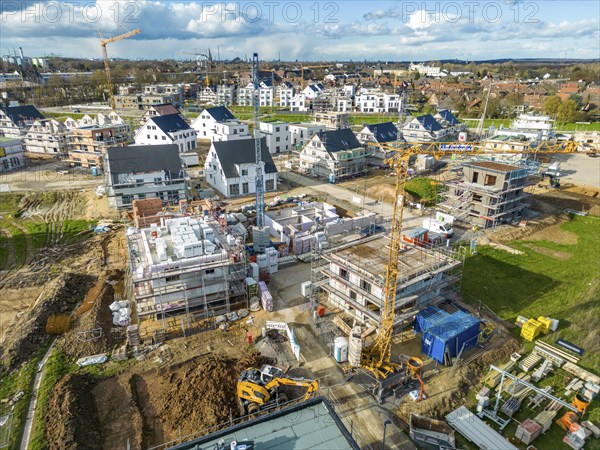 New-build neighbourhood, around 140 detached and semi-detached houses being built in the south of