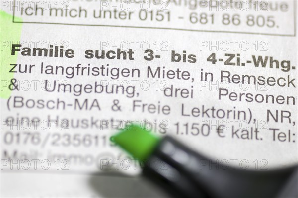 Symbol image for housing shortage, housing advert and highlighter, family, search, Germany, Europe