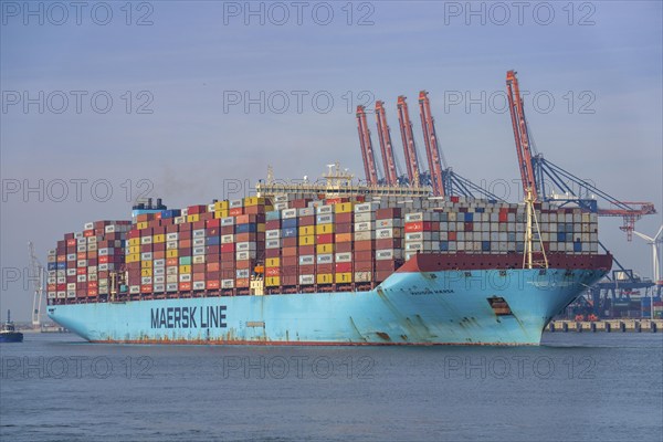 Harbour tugs bring the container freighter Madison Maersk from its berth at the RWG Container