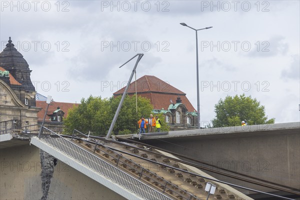 In the early hours of the morning, a section of the Carola Bridge collapsed for unknown reasons.