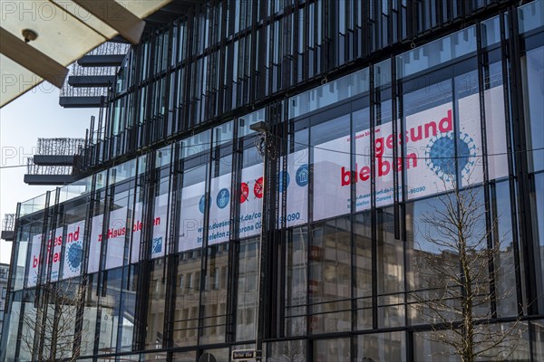 Information on corona, call to stay at home, illuminated sign, display at Kö-Bogen 2 building,