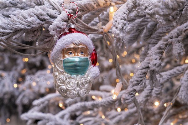 Symbolic image of Christmas in the Corona crisis, Father Christmas figure, Christmas tree