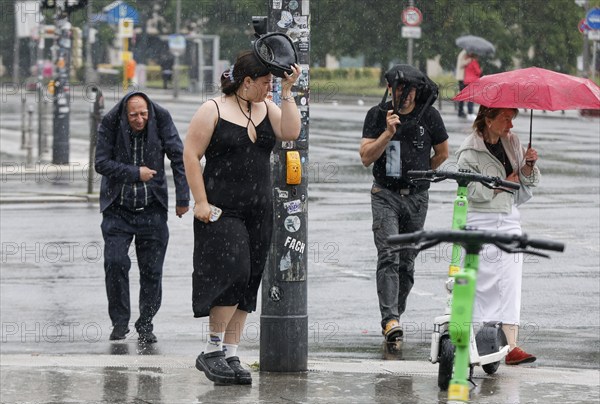 Tourists try to protect themselves from the rain, Berlin, 22.06.2024, Berlin, Berlin, Germany,