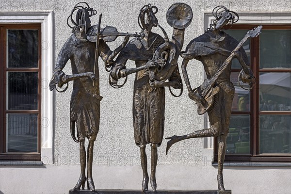 Sculpture of musicians by Joseph Michael Neustifter, in front of the city theatre, Bismarckplatz,