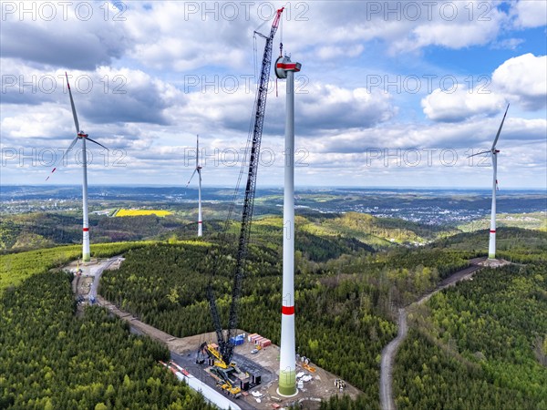 Erection of a wind turbine, wind energy plant, assembly of the ring generator, with a crawler