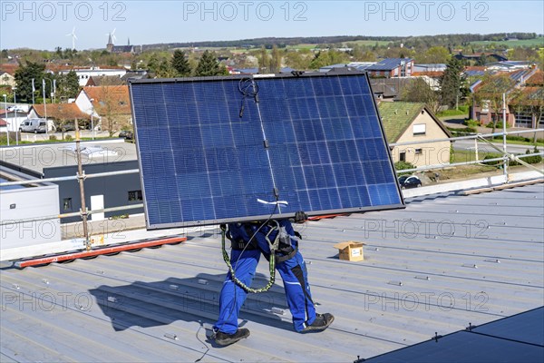 Installation of solar modules on the roof of a commercial enterprise, over 400 photovoltaic modules