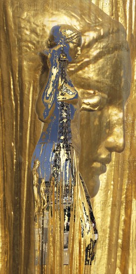 Die vergoldeten Statuen vom Trocadéro (Montage), Paris, Frankreich