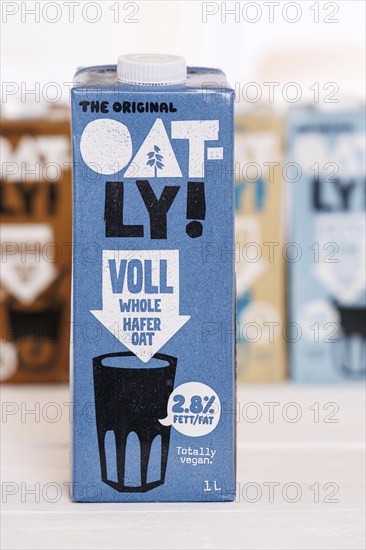 Oatly vegan oat milk milk substitute different flavours