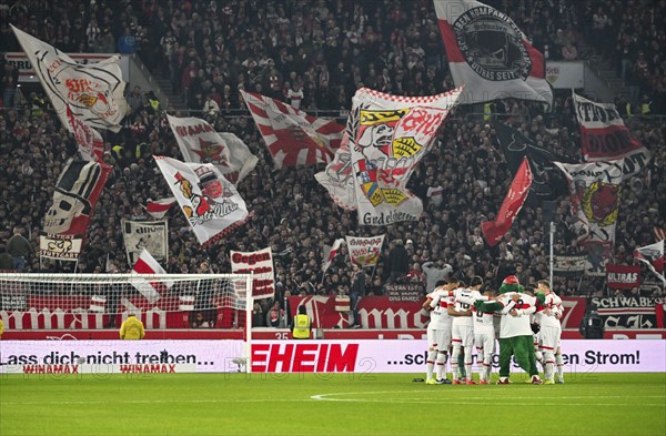 Team building, team circle in front of the start of the match, VfB Stuttgart with mascot Fritzle