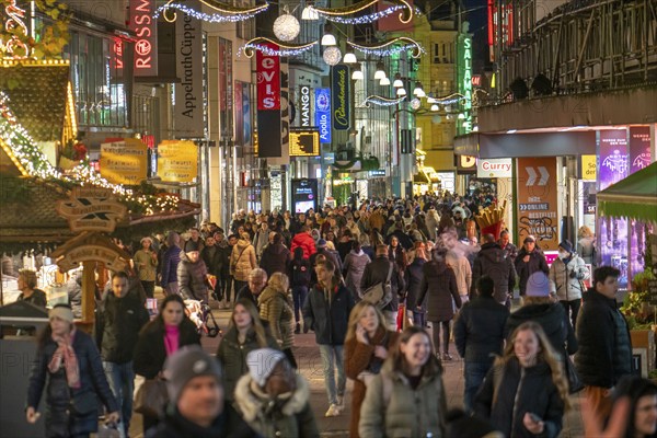 Pre-Christmas time in Dortmund, pedestrian zone, shopping street Westenhellweg, many people go