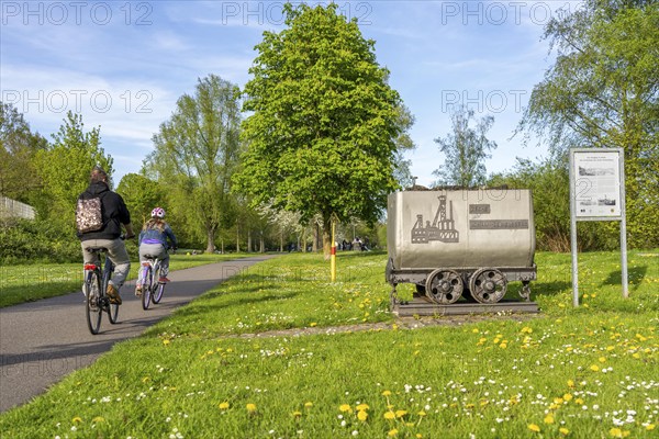 Section of the Ruhr Valley cycle path along the Ruhr, near Essen-Steele, North Rhine-Westphalia,