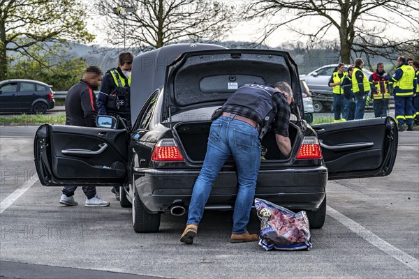 Joint inspection by customs and police, on the A3 motorway towards Cologne, at the Stindertal