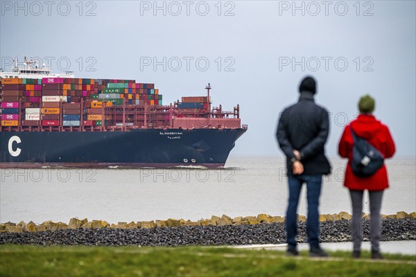 Container freighter UASC AL NASRIYAH, flying the flag of the Marshall Islands, in the Elbe estuary,