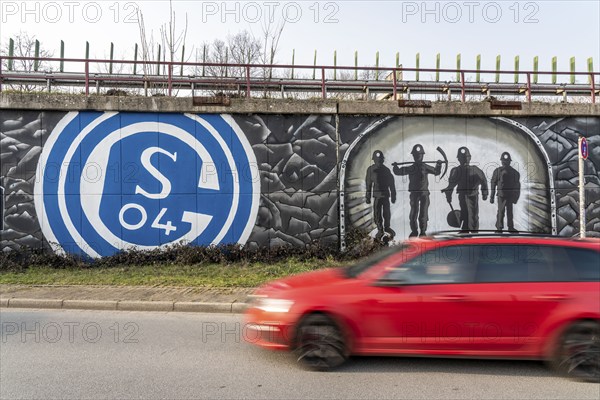 Large-format mural, graffiti, of the Schalke fan scene, below the A42 motorway,